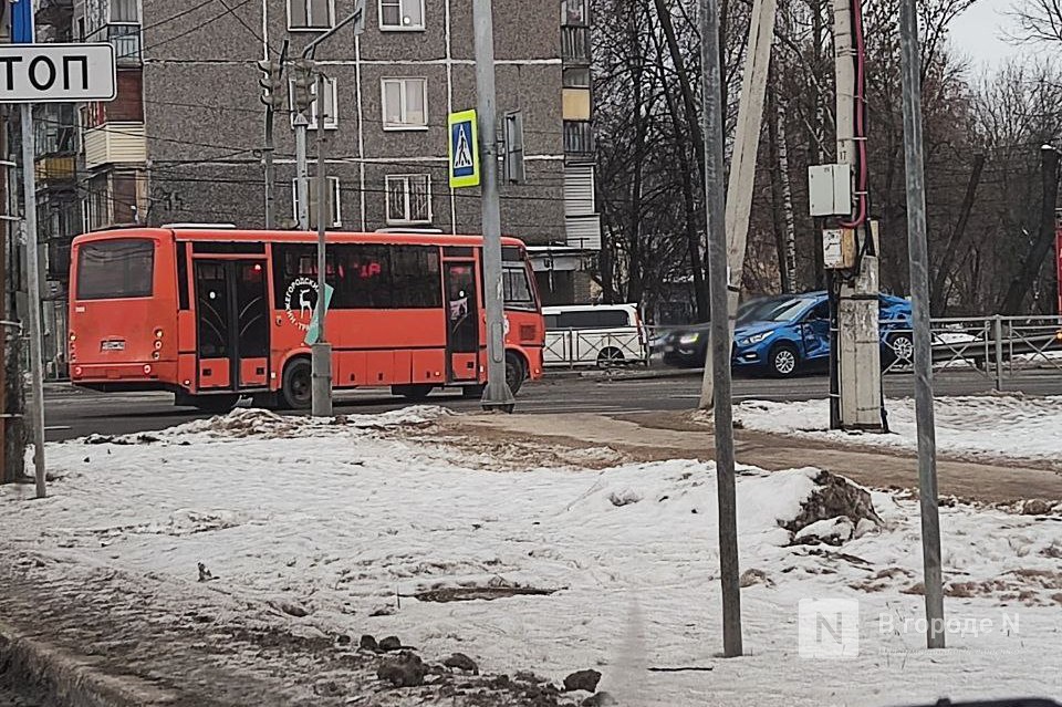 Иномарка повисла на отбойнике после ДТП с маршруткой на Новикова-Прибоя