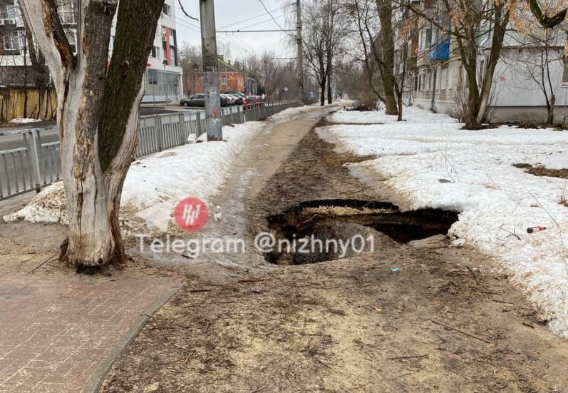 Обвал грунта произошел на улице Путейской в Нижнем Новгороде - фото 1