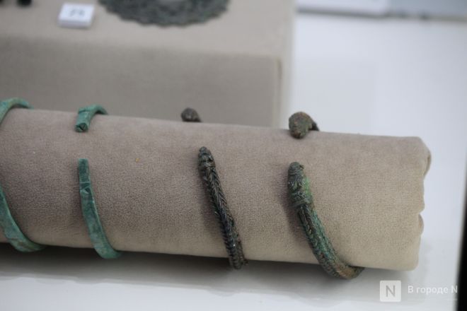 Монеты, украшения и боевые топоры: фоторепортаж с выставки археологических находок в Нижнем Новгороде - фото 61