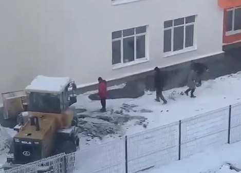 Рабочие уложили асфальт в снег около строящегося детсада в Советском районе - фото 1