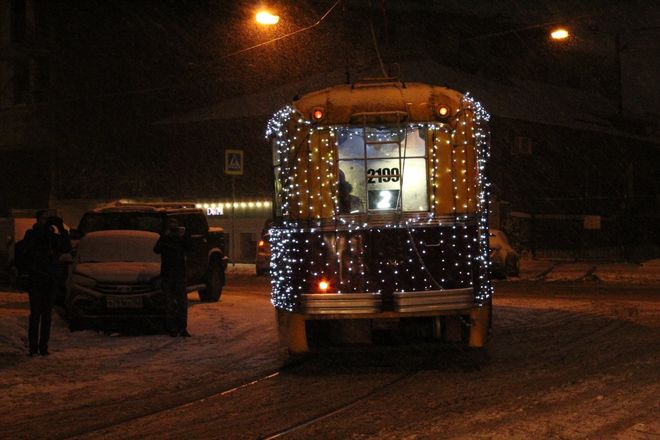 По Нижнему Новгороду начал ходить новогодний трамвай - фото 16