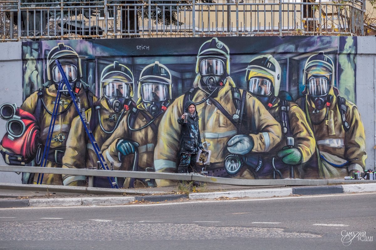 Нижегородский граффитист пообещал продолжить работу над рисунком с пожарными на Окском съезде - фото 1