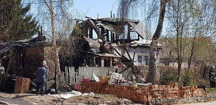 Баня и крыша дома сгорели на улице Горной