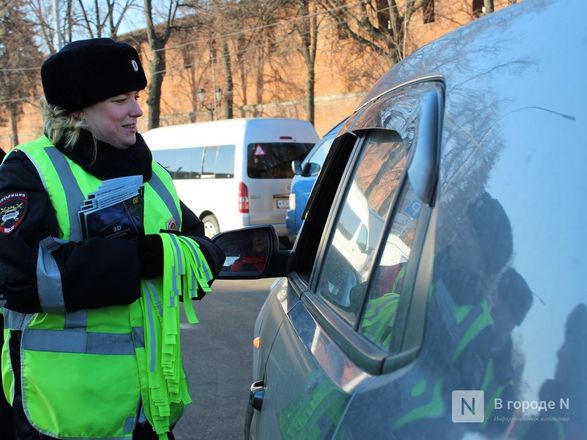 Девушки-полицейские поздравили нижегородских водителей с Днем защитника Отечества - фото 12