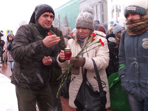 Сотни нижегородцев почтили память погибших в Кемерове - фото 9