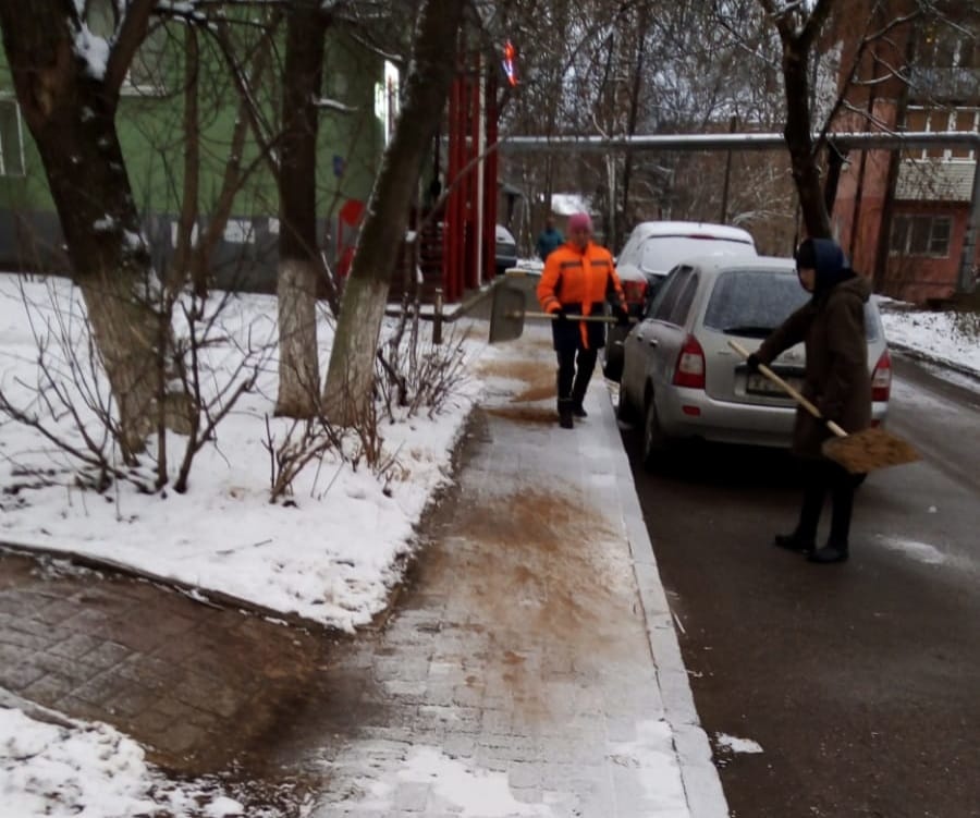 Лестницы и тротуары посыпают песко-соляной смесью в Приокскомрайоне