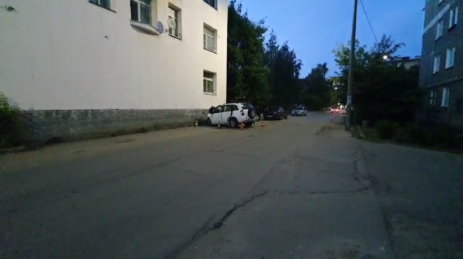 Двое пьяных нижегородских водителей врезались в дом и электроподстанцию - фото 1