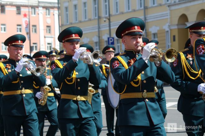 Фоторепортаж: парад в честь 80-й годовщины Победы прошел в Нижнем Новгороде - фото 192