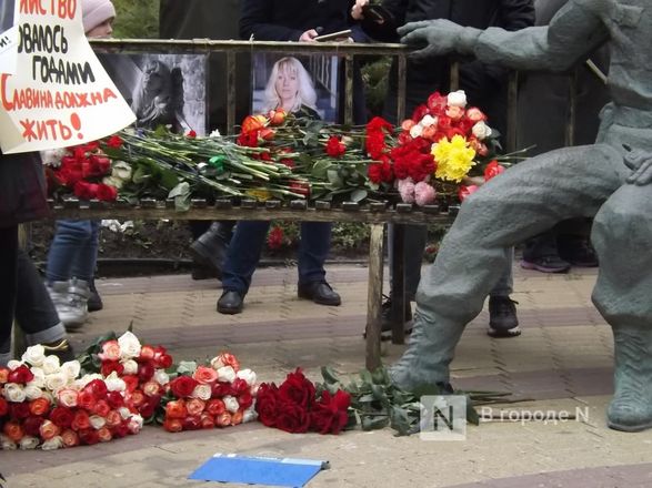 Нижегородцы возложили цветы в память погибшей журналистки Ирины Славиной - фото 7