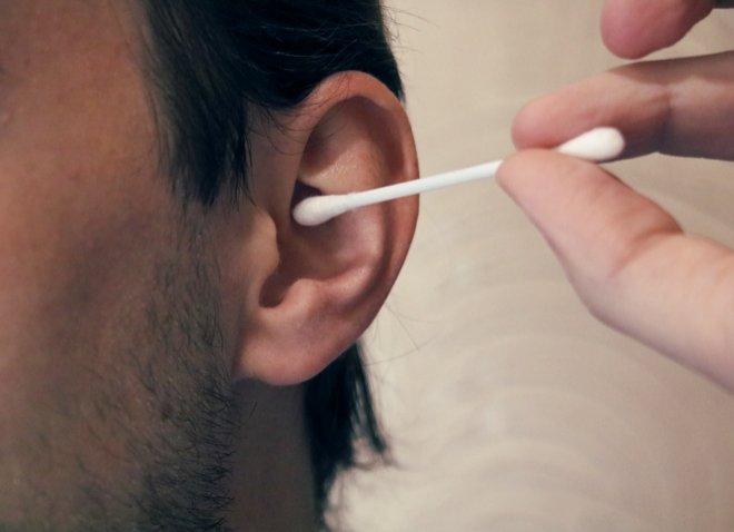 Почему врачи категорически запрещают чистить уши ватными палочками - фото 2
