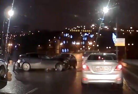 Автоледи на Infiniti спровоцировала огромную пробку на Канавинском мосту - фото 1