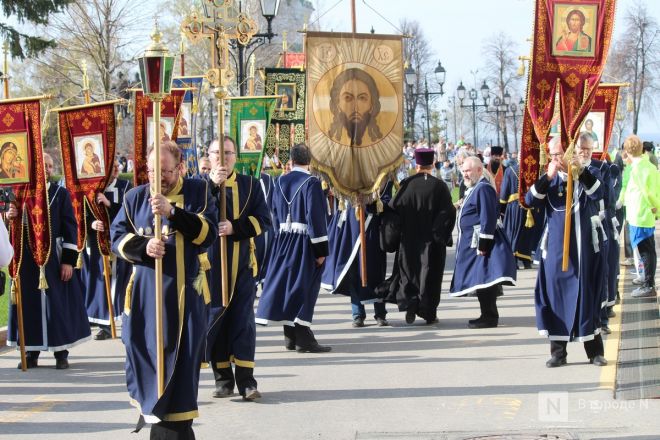Фоторепортаж: как прошел пасхальный крестный ход в Нижнем Новгороде - фото 50
