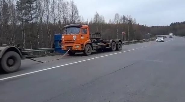 Мусоровоз опрокинулся в Нижегородской области: пострадал водитель - фото 1