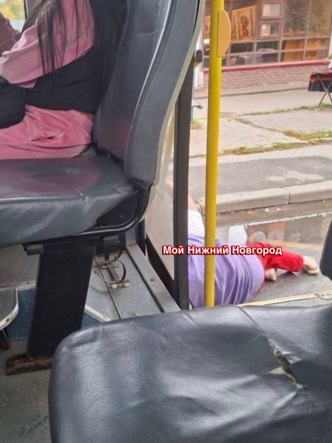 Пенсионерка выпала на ходу из автобуса в Нижнем Новгороде - фото 1