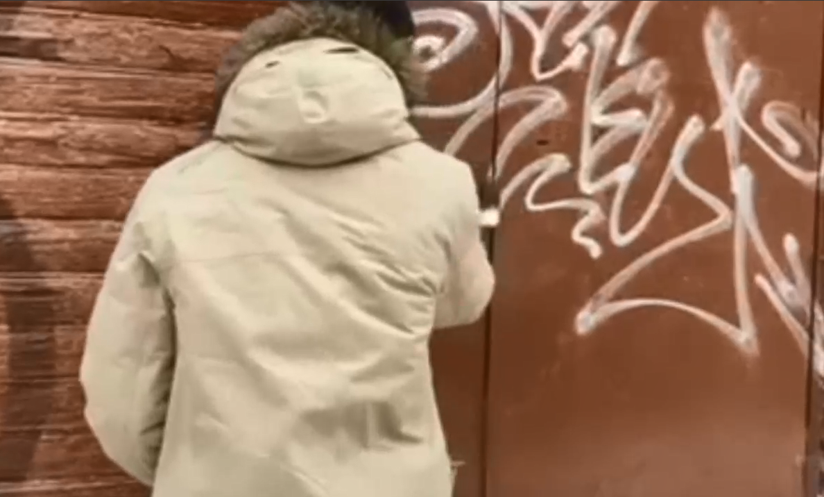 Нижегородского дизайнера оштрафуют за граффити на улице Белинского - фото 1