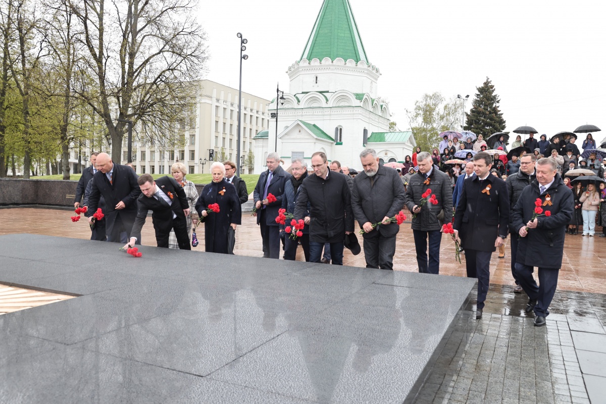 Молодые парламентарии из ЛНР возложили цветы к Вечному огню в Нижегородском кремле - фото 1