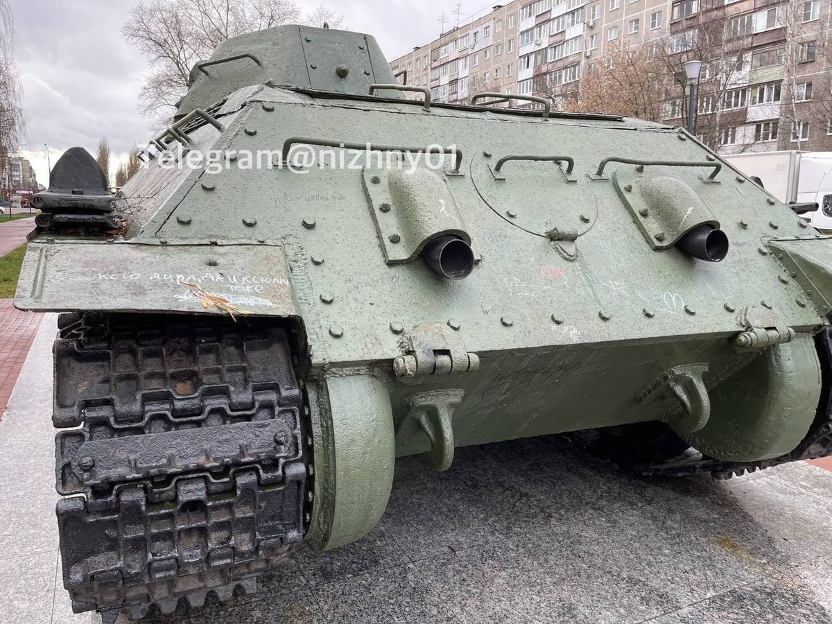 Вандалы оставили надписи на танке в Сормовском районе - фото 1