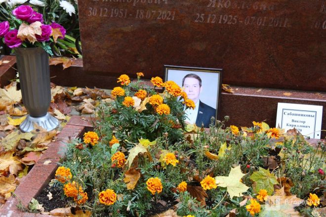 Огромные памятники и скромные кресты: показываем, как выглядят могилы известных нижегородских политиков - фото 17