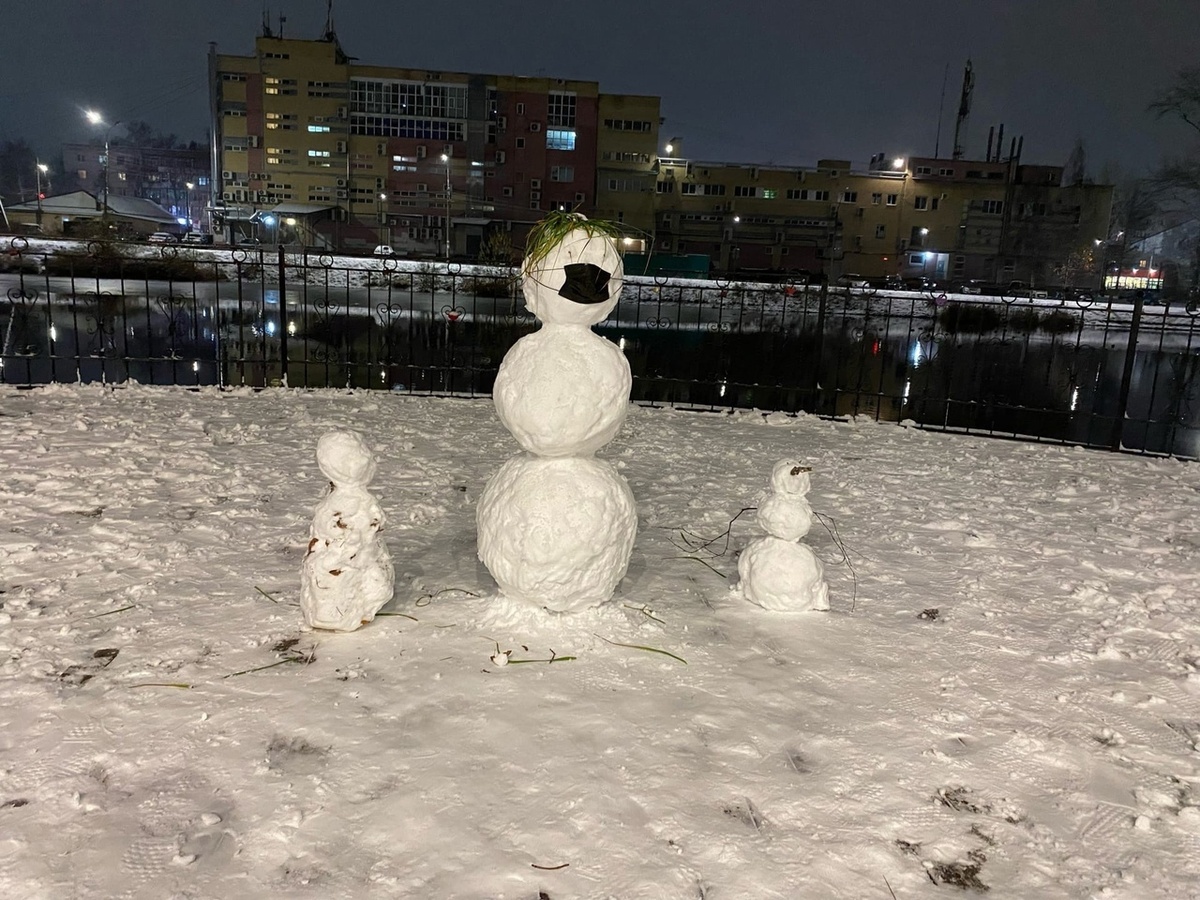 Нижегородцы делятся фотографиями первых снеговиков - фото 1