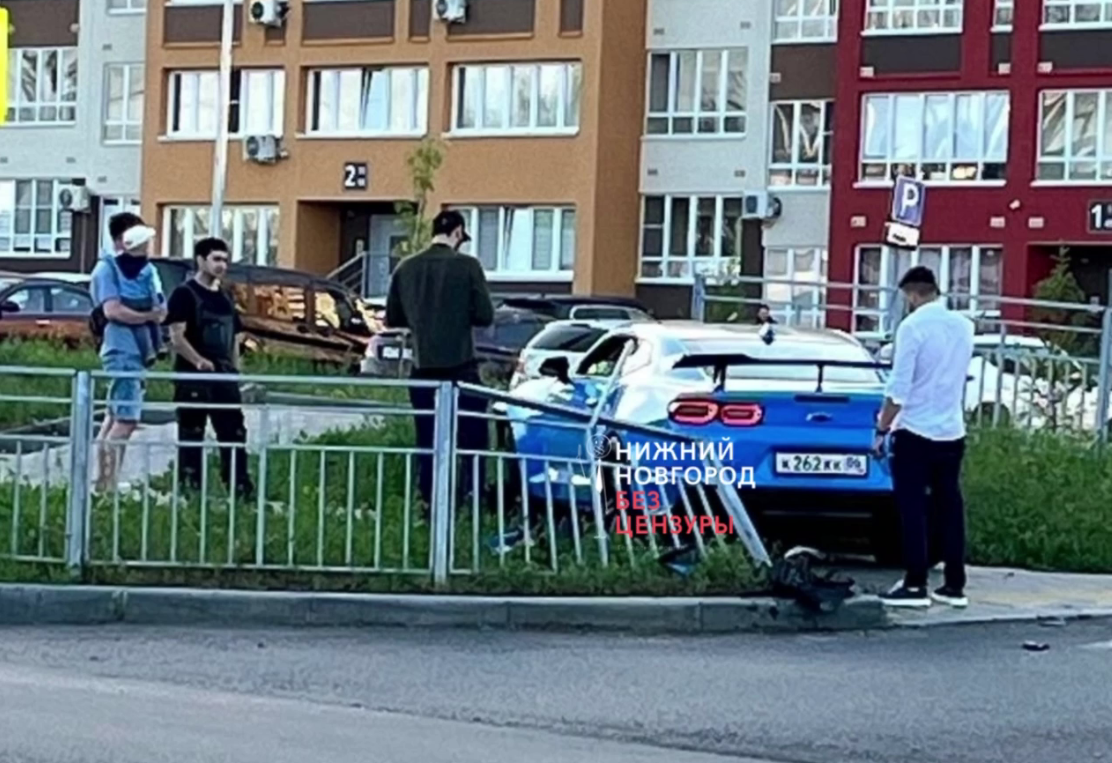 Спорткар на скорости влетел в дорожное ограждение в Нижнем Новгороде - фото 1