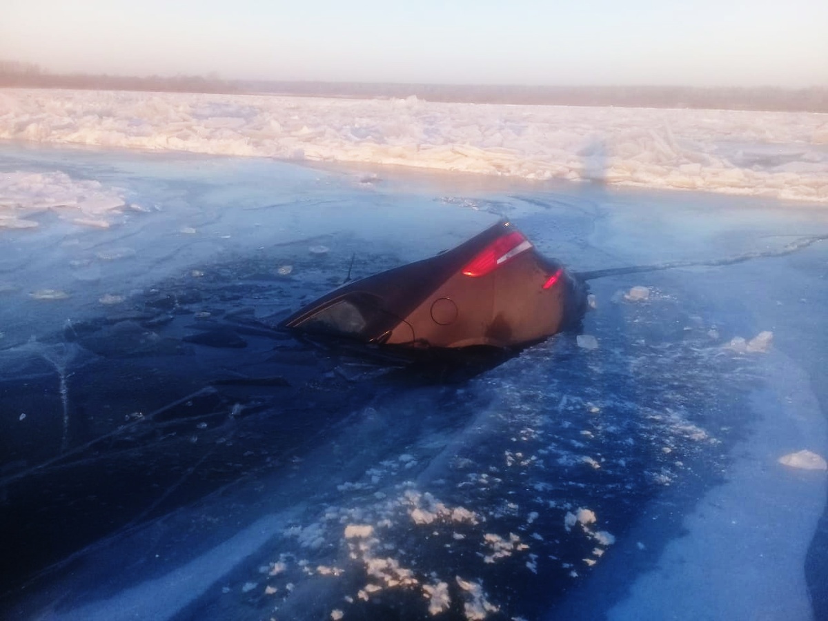 Иномарка провалилась под лед в километре от Макарьева - фото 1