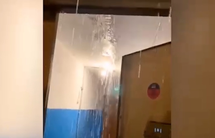 Дожди 10 лет заливают многоэтажку на Советской в Нижнем Новгороде