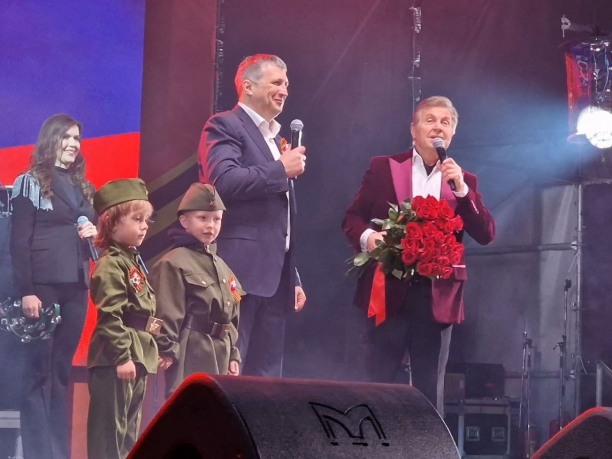 Мэр Дзержинска Иван Носков спел на одной сцене с Львом Лещенко в День Победы