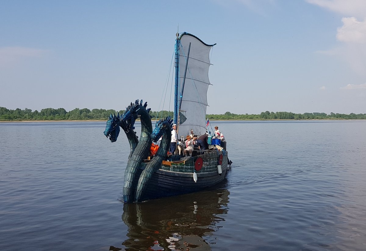 Ладья &laquo;Змей Горыныч&raquo; спасла севшую на мель яхту в Нижнем Новгороде - фото 1