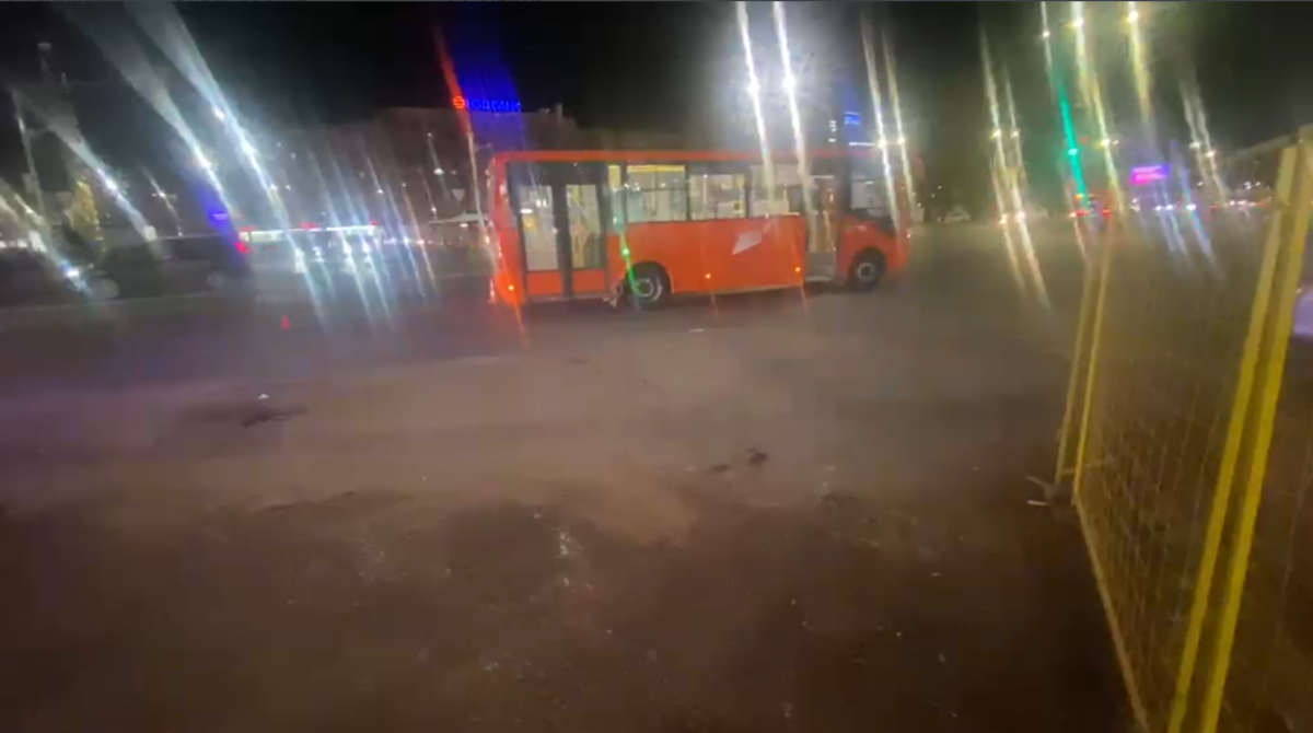 Два человека пострадали при падении в автобусе в Нижнем Новгороде - фото 1