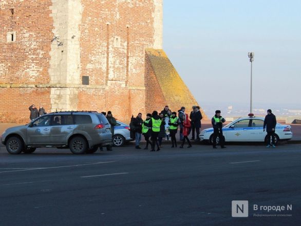 Девушки-полицейские поздравили нижегородских водителей с Днем защитника Отечества - фото 16