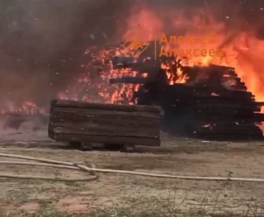 Склад со шпалами загорелся в Нижегородской области - фото 1