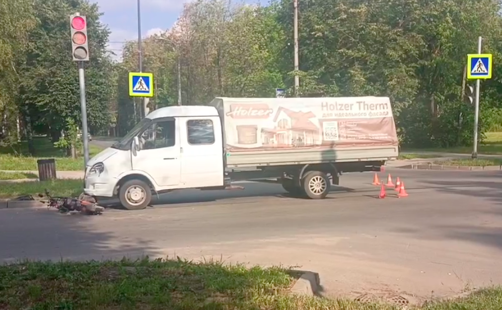 Самокатчика доставили в больницу после аварии с «ГАЗелью» в Нижнем Новгороде - фото 1