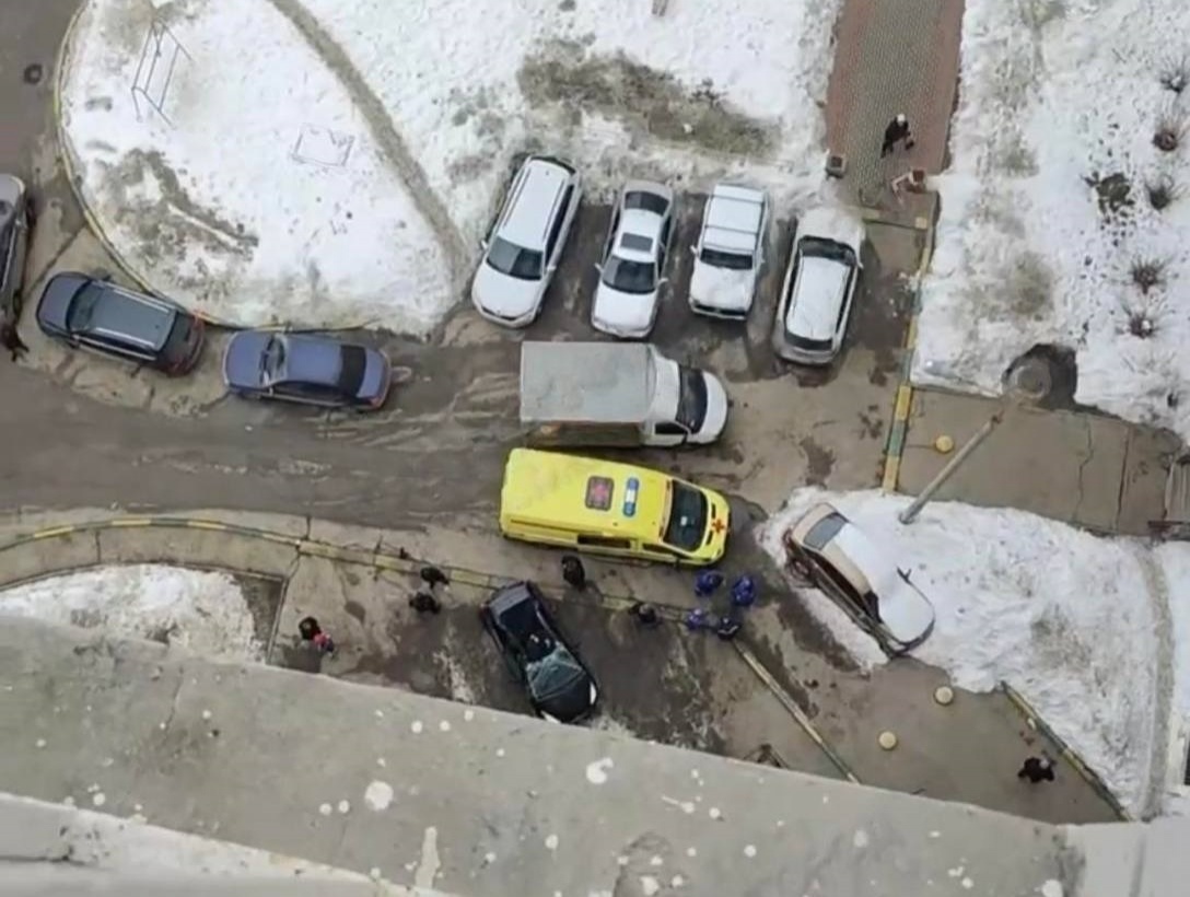 Telegram: мужчина упал из окна высотки на машину на Заречном бульваре - фото 1