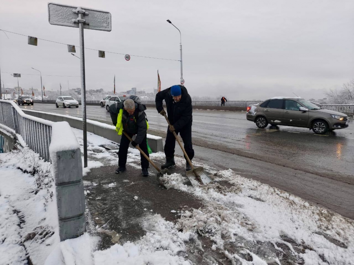 Дорожники продолжают бороться со снегом и гололедом в Нижнем Новгороде - фото 1