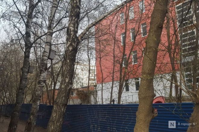 Жители Советского района жалуются на затрудняющий движение синий забор - фото 5