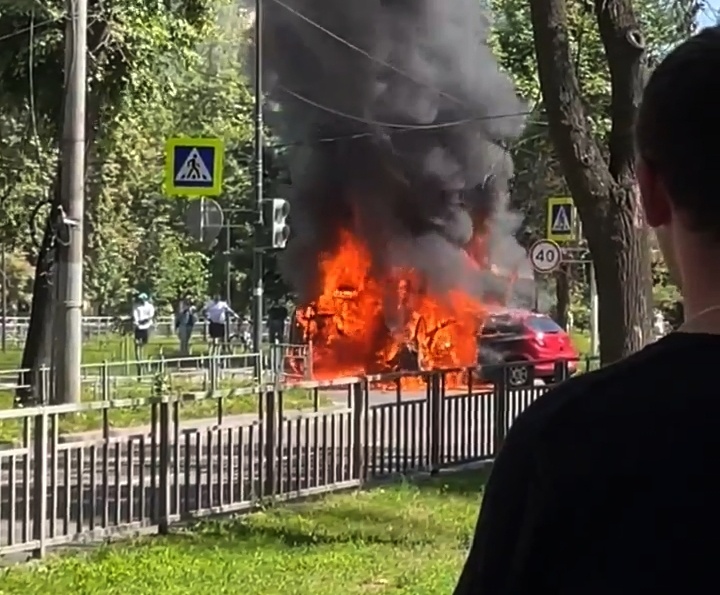 Два человека пострадали в столкновении загоревшихся автомобилей в Автозаводском районе - фото 1