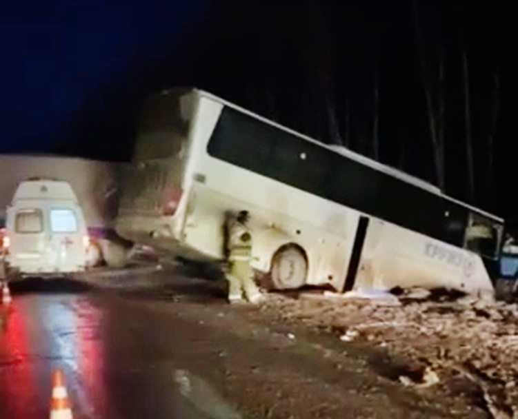 Подробности аварии с участием рейсового автобуса в Лысковском районе озвучили в ГИБДД - фото 1