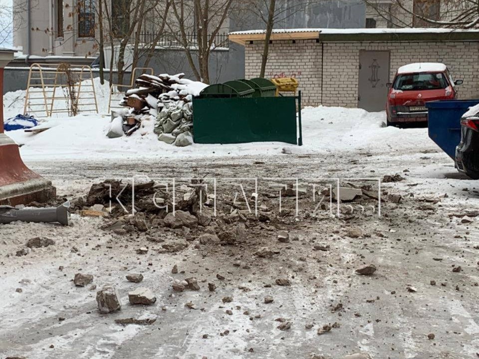 Часть фасада дома обрушилась на автомобили в центре Нижнего Новгорода - фото 1