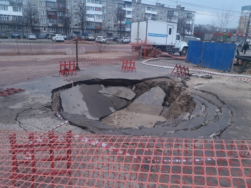 Асфальт провалился на улице Красноармейской в Дзержинске - фото 1