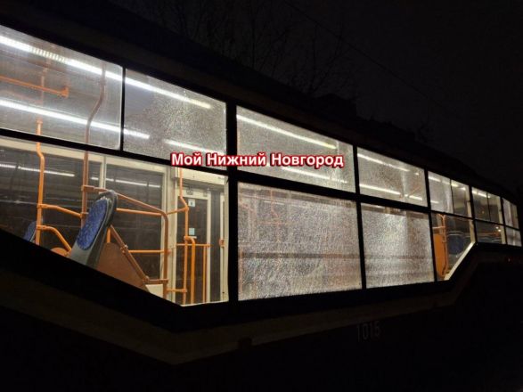 Неизвестные обстреляли два трамвайных вагона в Нижнем Новгороде - фото 2
