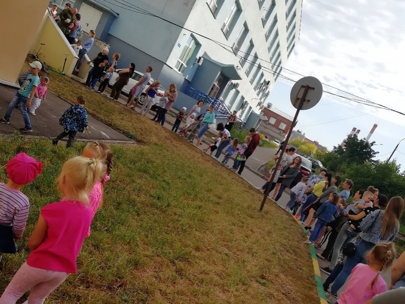 Нижегородцы продолжают стоять в огромных очередях за справками в детский сад - фото 1
