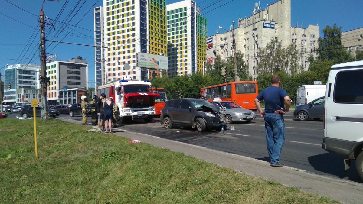 Четырех человек госпитализировали после массовой аварии на Родионова (ФОТО)  | 01.08.2018 | Нижний Новгород - БезФормата