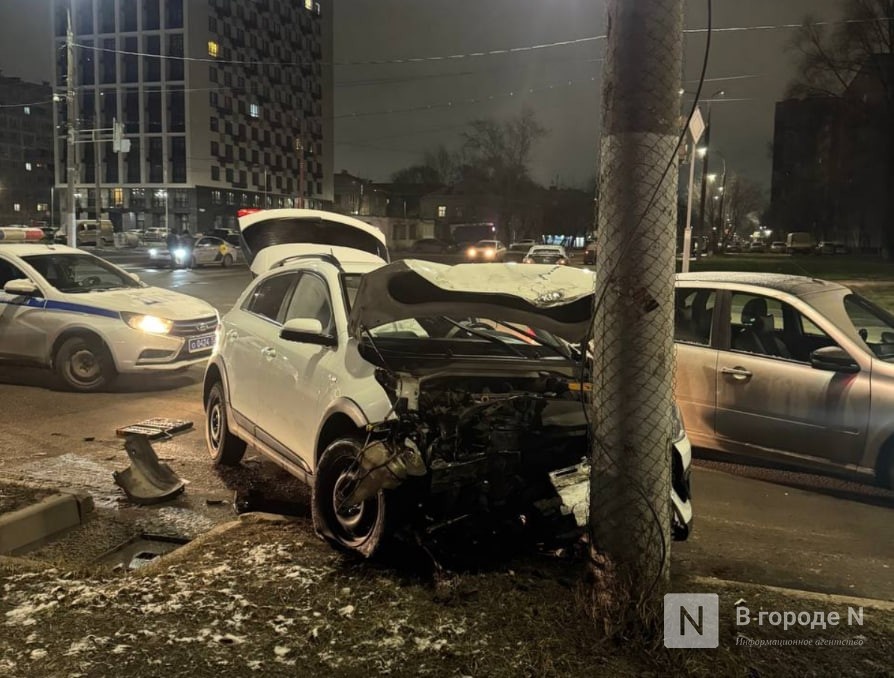 Автомобиль загорелся после ДТП в Нижнем Новгороде - фото 2