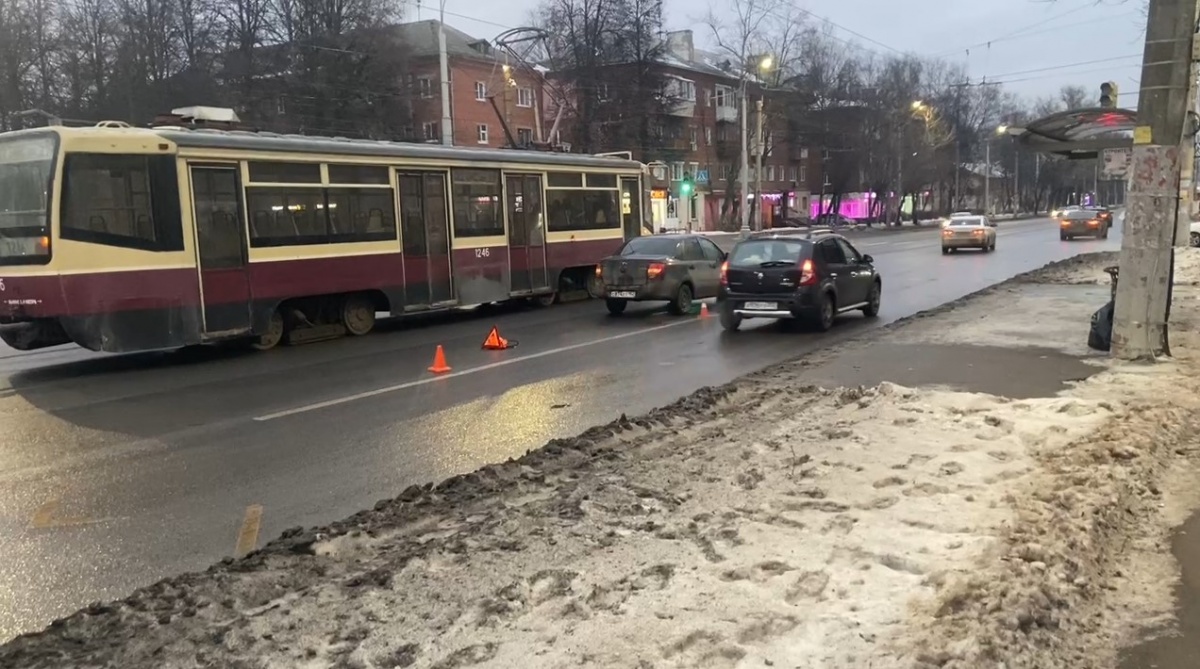 Легковушка сбила выходящего из трамвая юношу в Нижнем Новгороде - фото 1