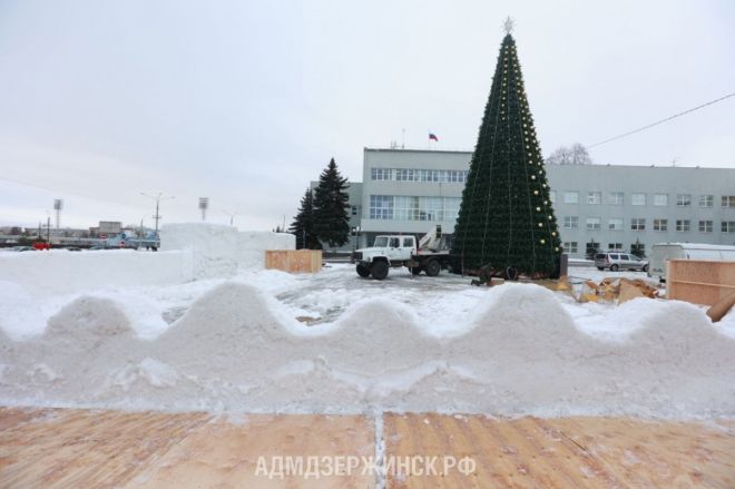 Большой снежный городок с горками строят в центре Дзержинска - фото 2