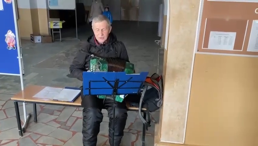 Нижегородец исполнил на избирательном участке бессмертный хит Юрия Шатунова