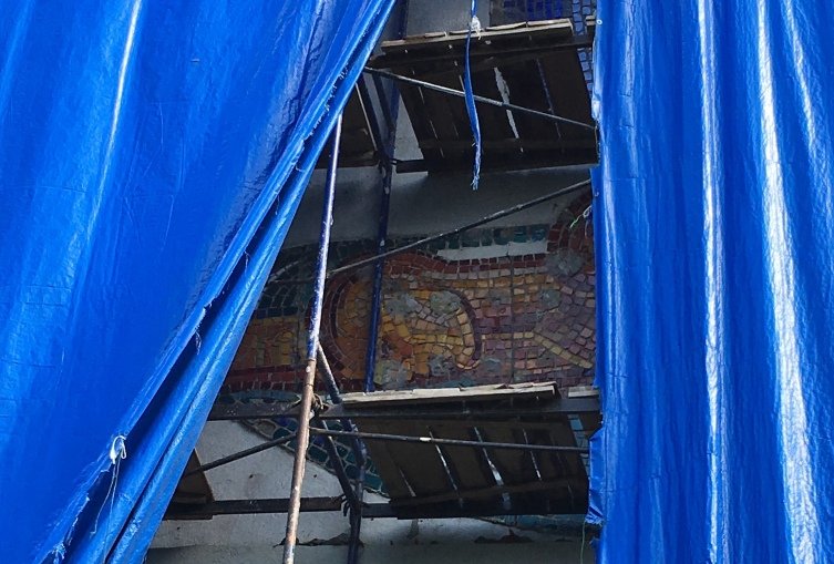Мозаичный пловец выглянул из-под строительной пленки на автозаводском спортклубе - фото 1