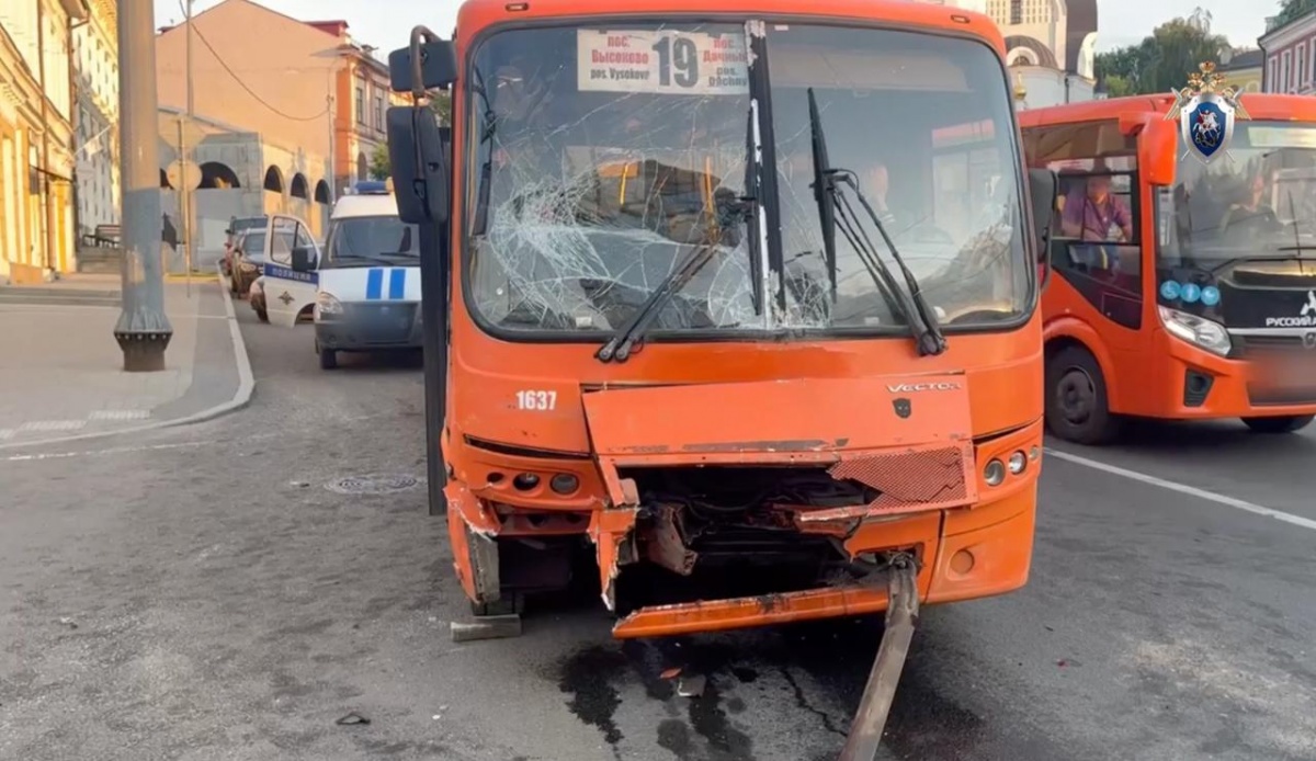 Массовое ДТП с автобусом на Зеленском съезде закончилось уголовным делом - фото 1