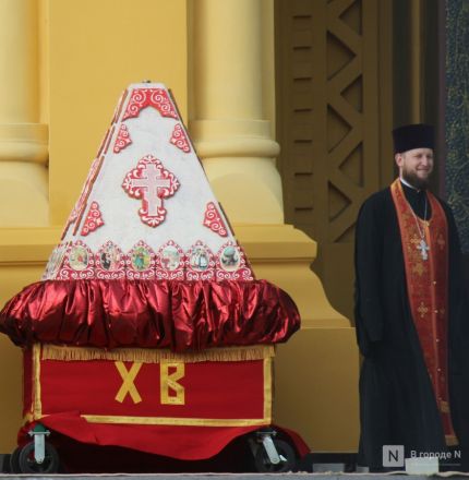 Фоторепортаж: как прошел пасхальный крестный ход в Нижнем Новгороде - фото 51