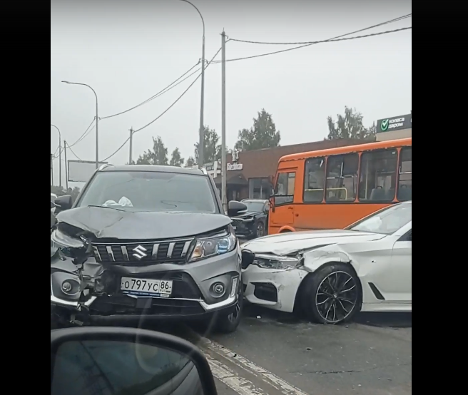 Огромная пробка образовалась на Казанском шоссе из-за массовой аварии - фото 1